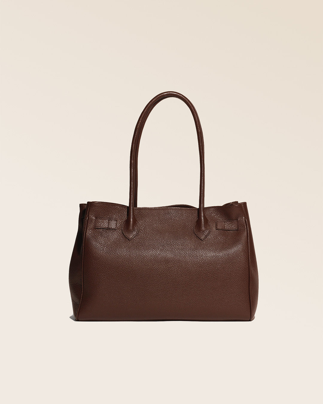 Notre sac Balneum en cuir façon vigogne chocolat vu de dos.