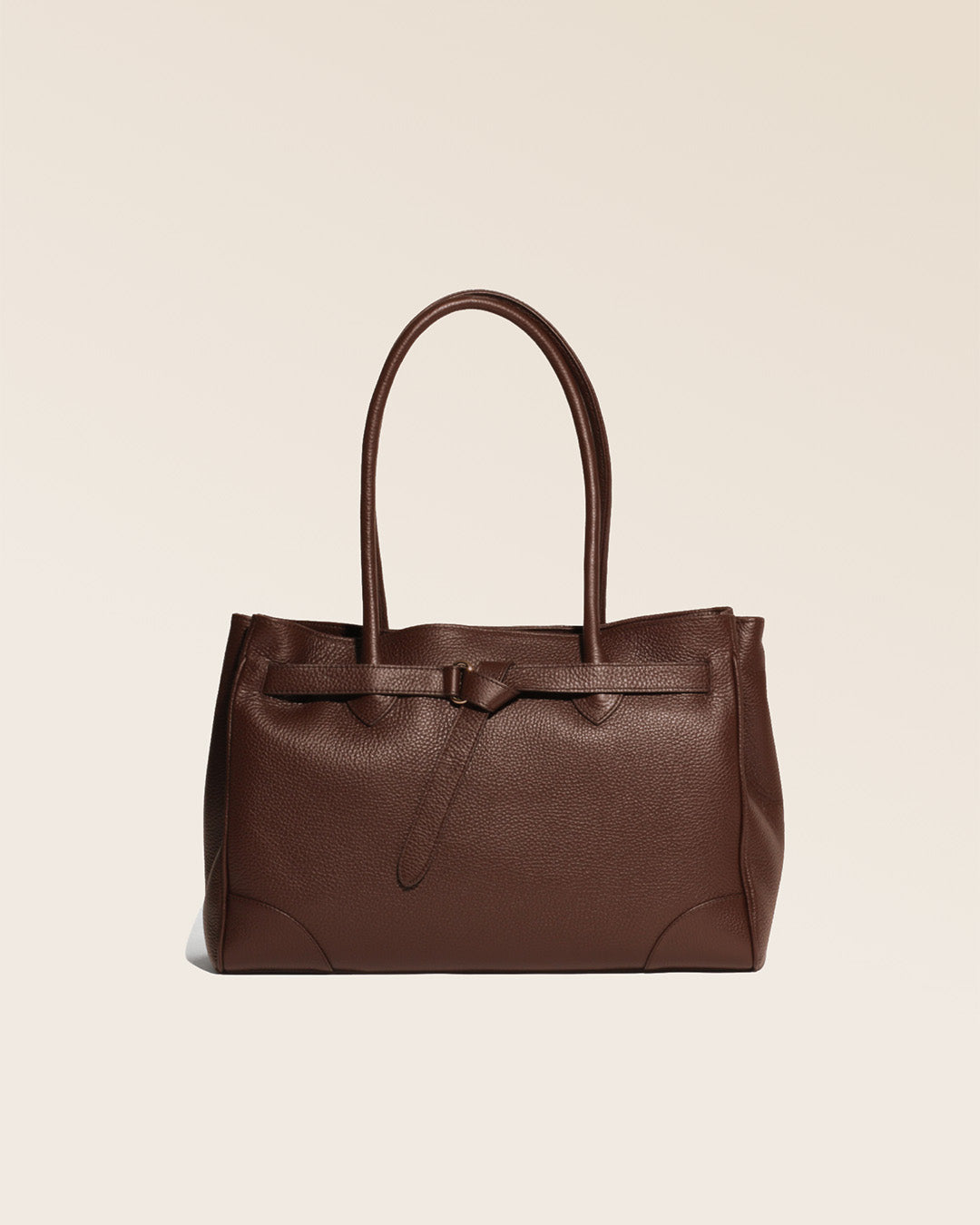 Notre sac Balneum en cuir façon vigogne chocolat vu de face.