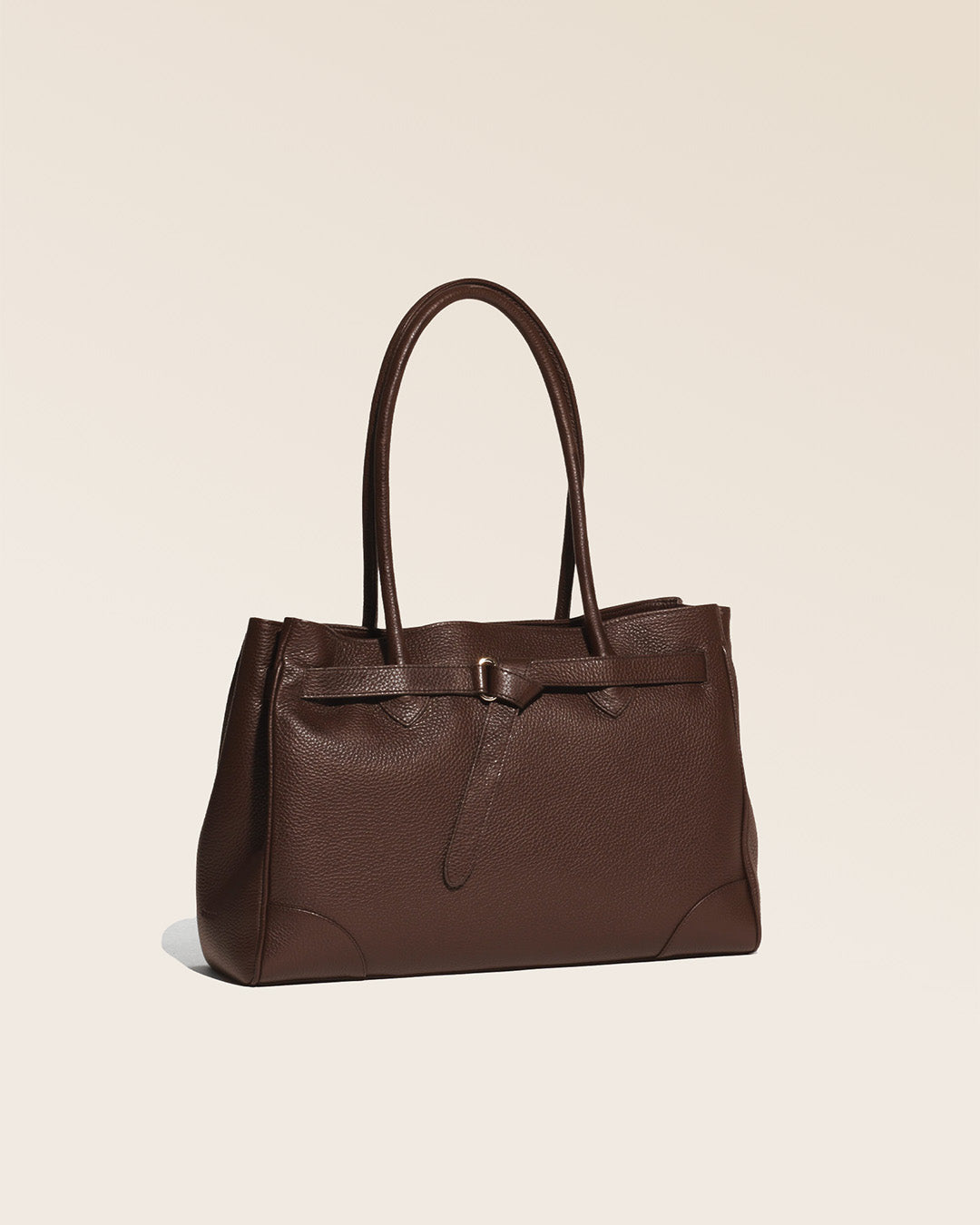 Notre sac Balneum en cuir façon vigogne chocolat vu de quart.