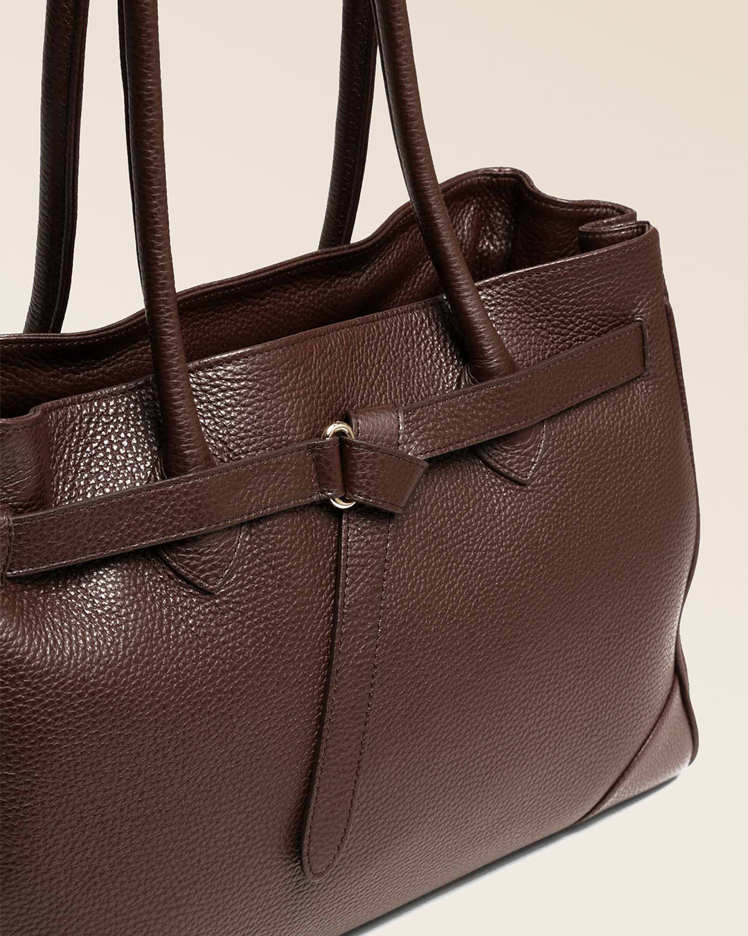 Notre sac Balneum en cuir façon vigogne chocolat vu en détail.