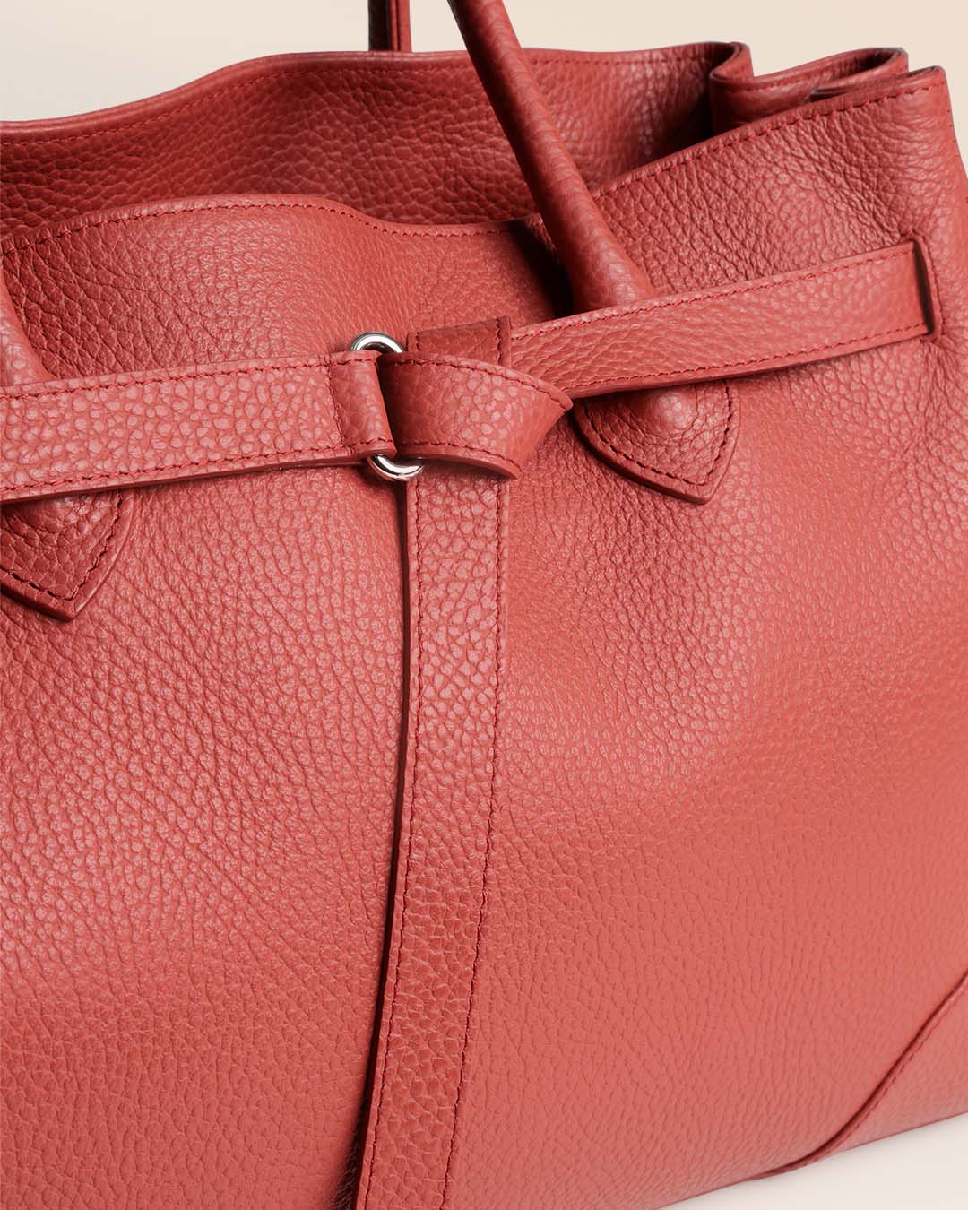 Notre sac Balneum en cuir façon vigogne terracotta vu de près en studio.