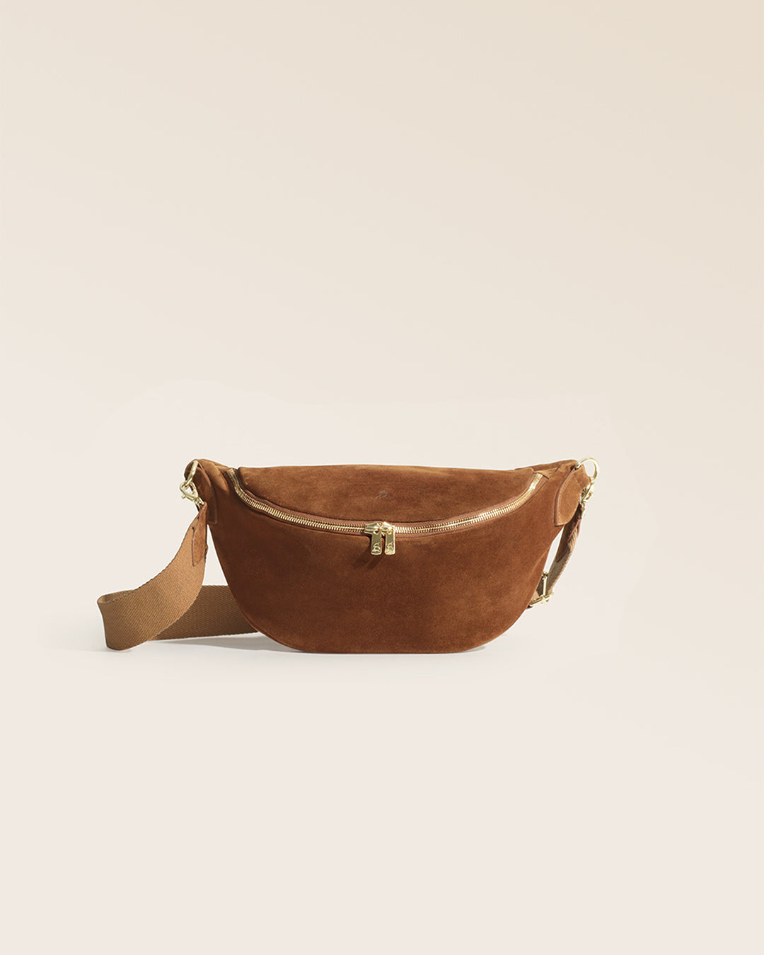 Notre sac Batz Renouard en cuir veau velours noisette, vu de face en studio.