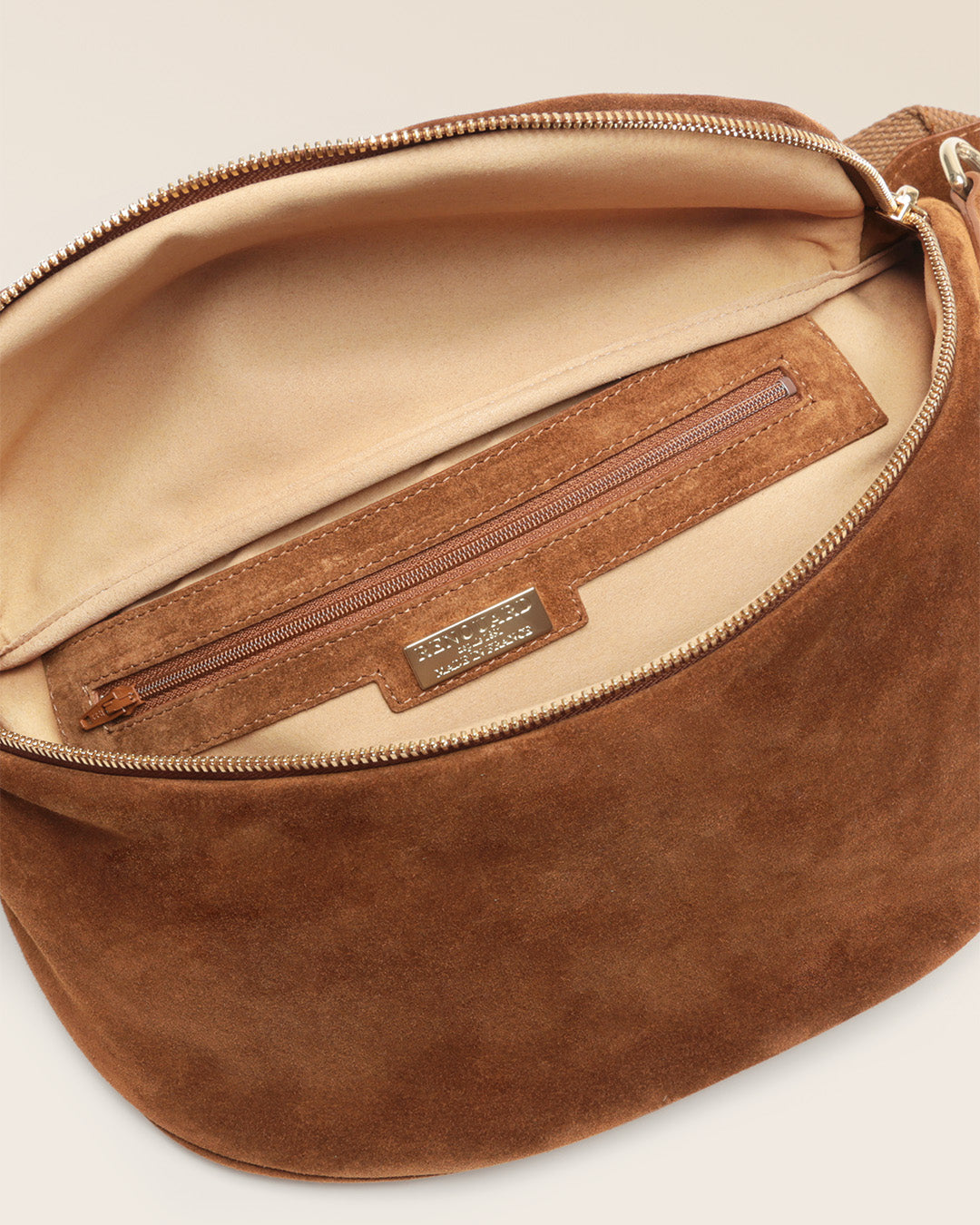 Notre sac Batz Renouard en cuir veau velours noisette, vu ouvert du dessus en studio.