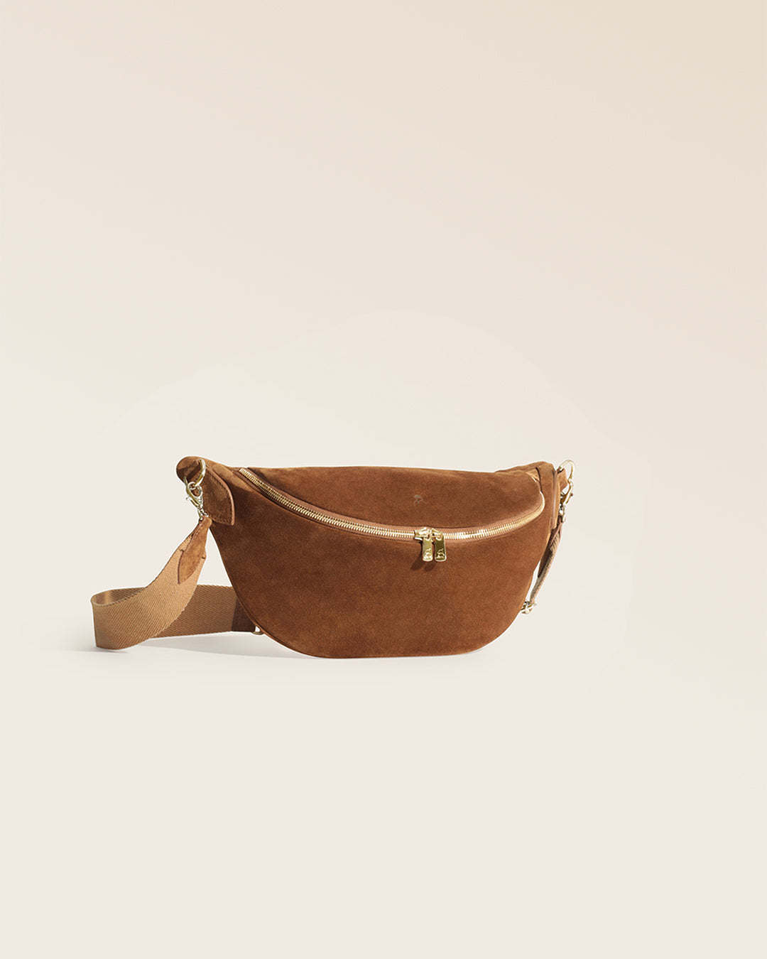 Notre sac Batz Renouard en cuir veau velours noisette, vu de quart en studio.