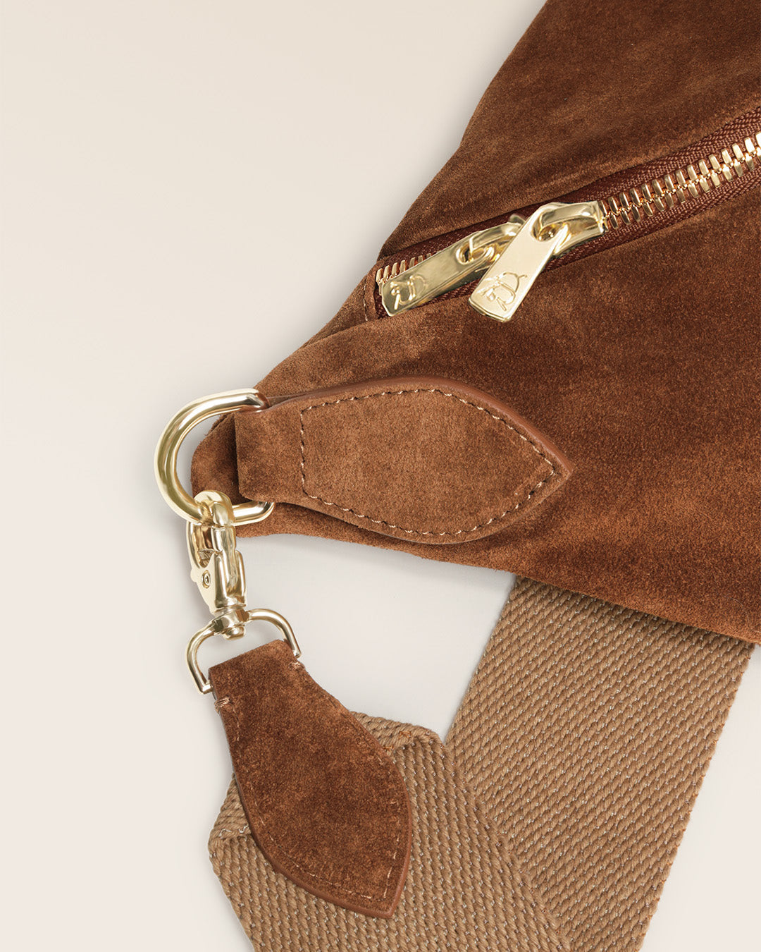 Notre sac Batz Renouard en cuir veau velours noisette, vu de près en studio.