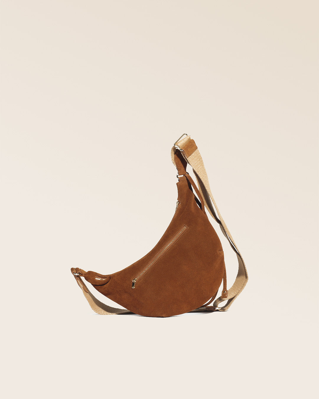 Notre sac Bihan Renouard en cuir veau velours noisette vu de dos en studio.