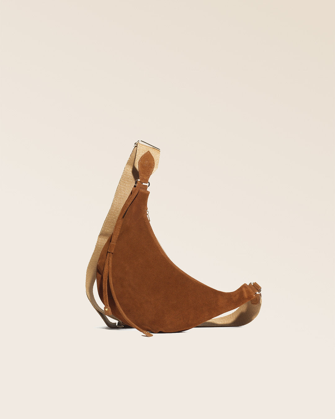 Notre sac Bihan Renouard en cuir veau velours noisette vu de face en studio.