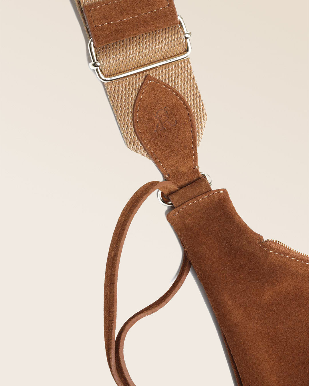 Notre sac Bihan Renouard en cuir veau velours noisette vu en détail en studio.