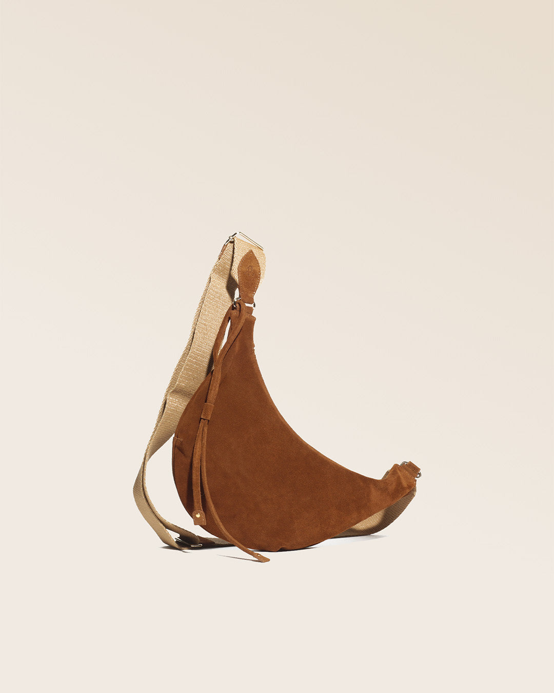 Notre sac Bihan Renouard en cuir veau velours noisette vu de quart en studio.