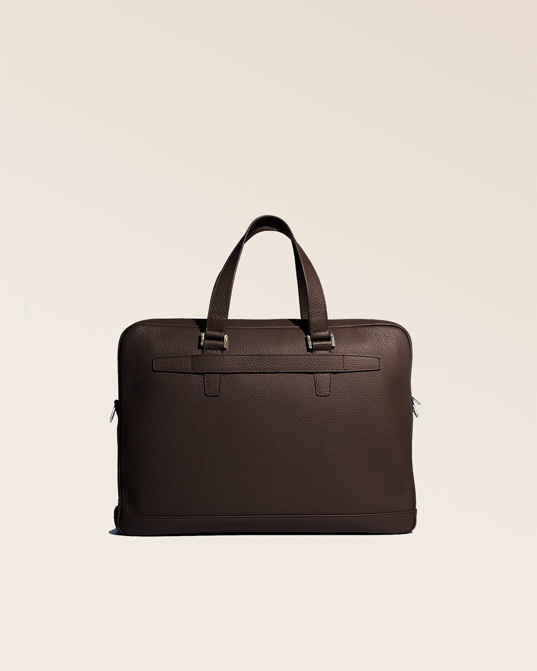 Notre sac Boston en cuir façon vigogne chocolat vu de dos en studio.