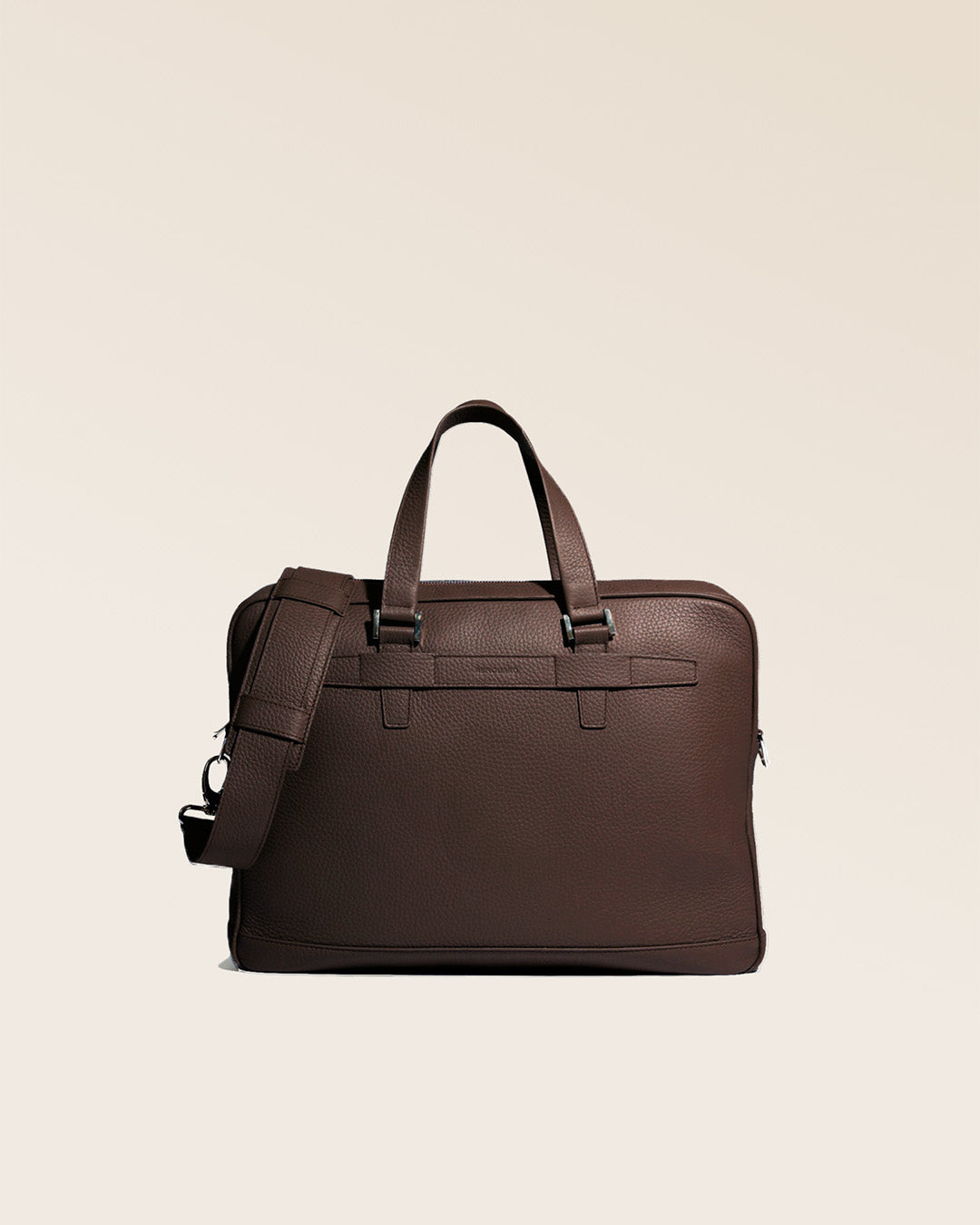 Notre sac Boston en cuir façon vigogne chocolat vu de face en studio.
