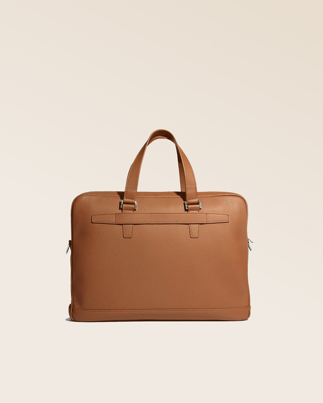 Notre sac cartable Boston en cuir façon vigogne fauve vu de dos en studio.