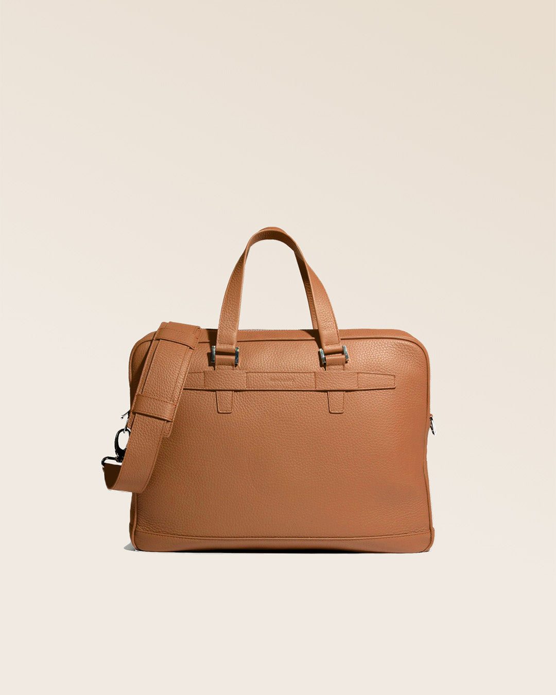 Notre sac cartable Boston en cuir façon vigogne fauve vu de face en studio.