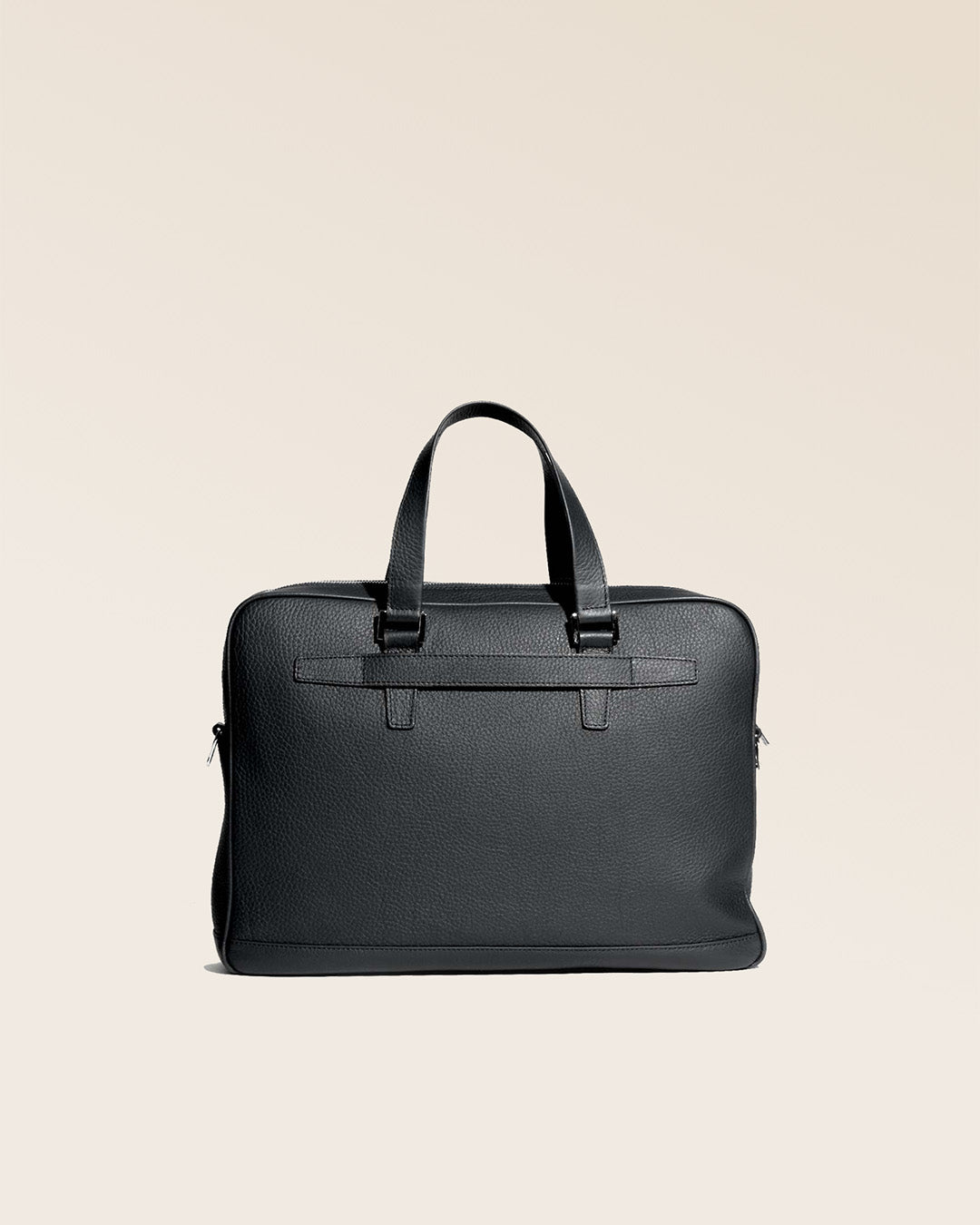 Notre sac Boston en cuir façon vigogne noir vu de dos en studio.