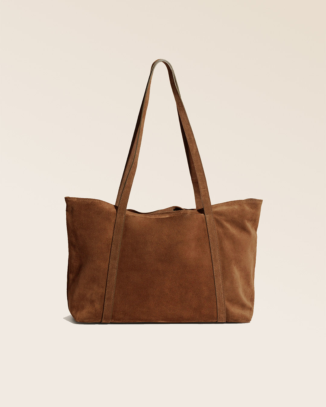 Notre sac cabas Annette Renouard en cuir veau velours noisette, vu de dos en studio.