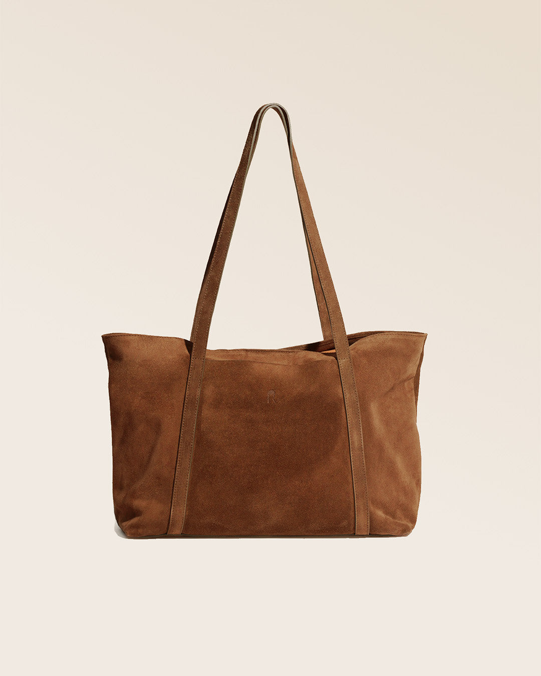 Notre sac cabas Annette Renouard en cuir veau velours noisette, vu de face en studio.