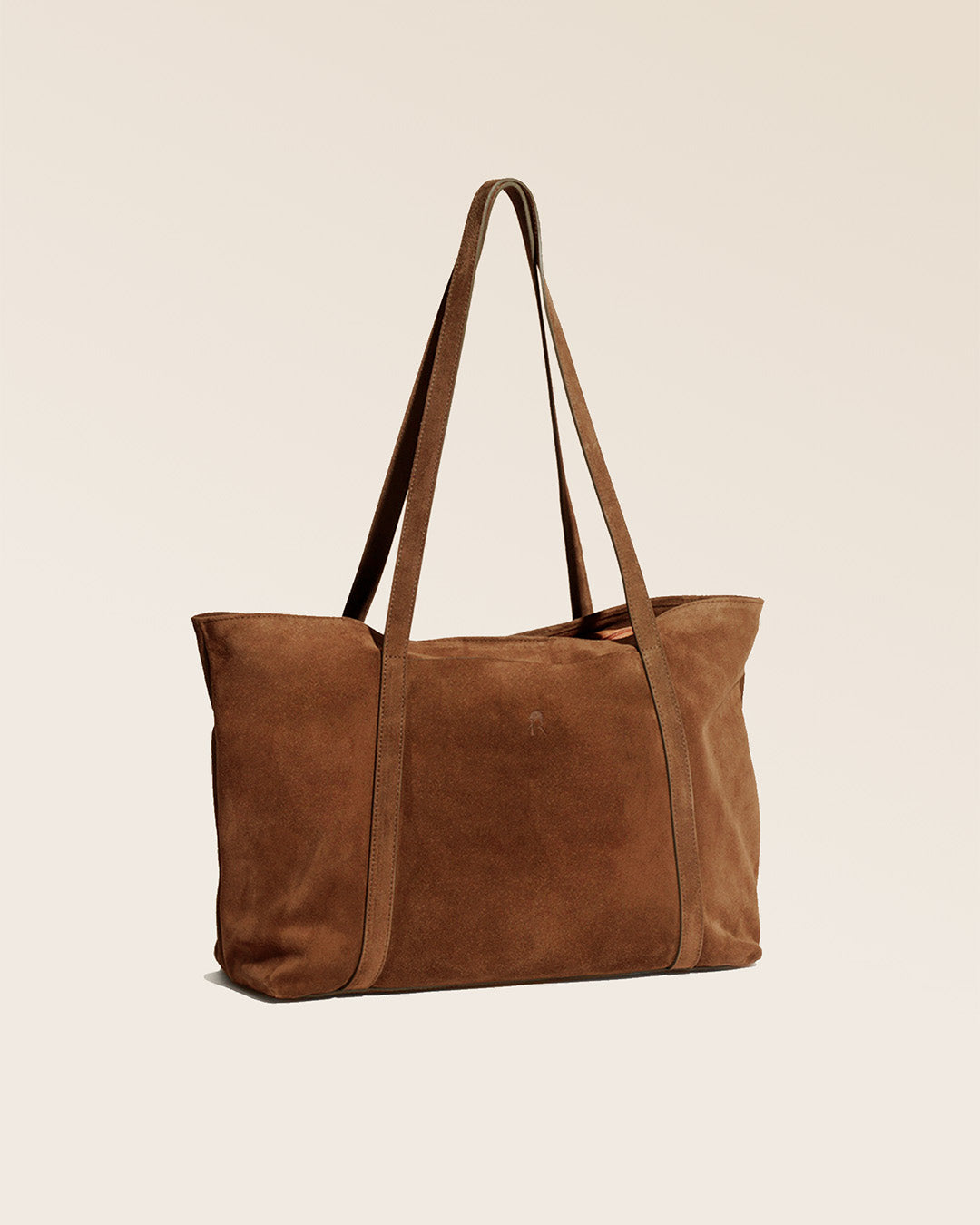 Notre sac cabas Annette Renouard en cuir veau velours noisette, vu de quart en studio.