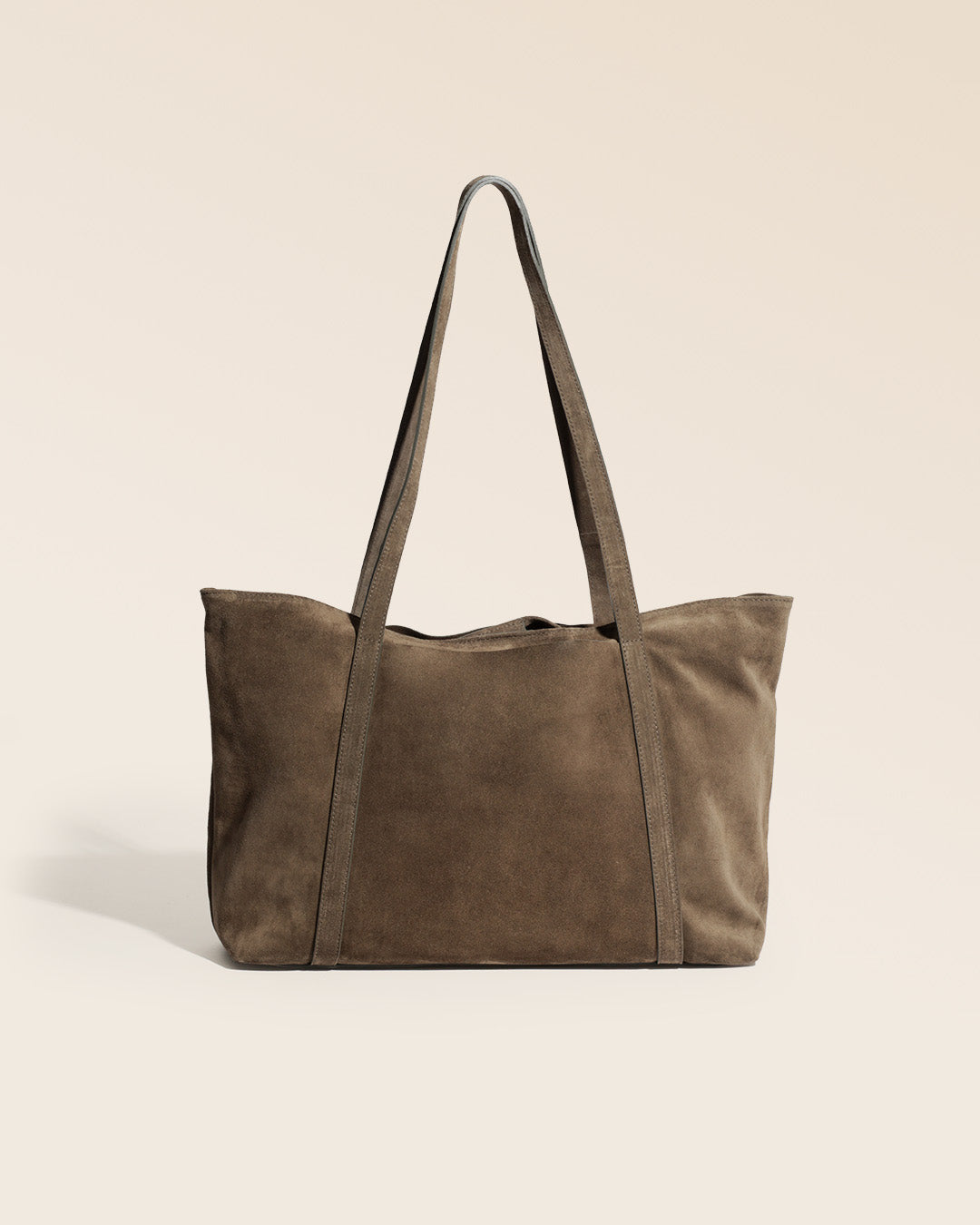 Notre sac cabas Annette en cuir veau velours truffe vu de dos en studio.