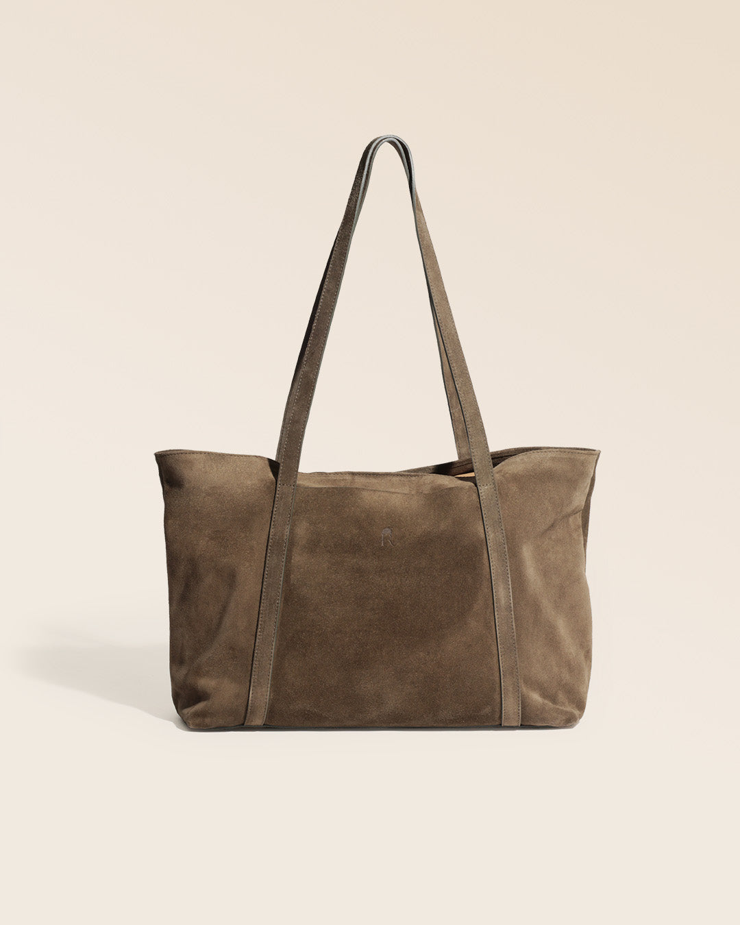 Notre sac cabas Annette en cuir veau velours truffe vu de face en studio.