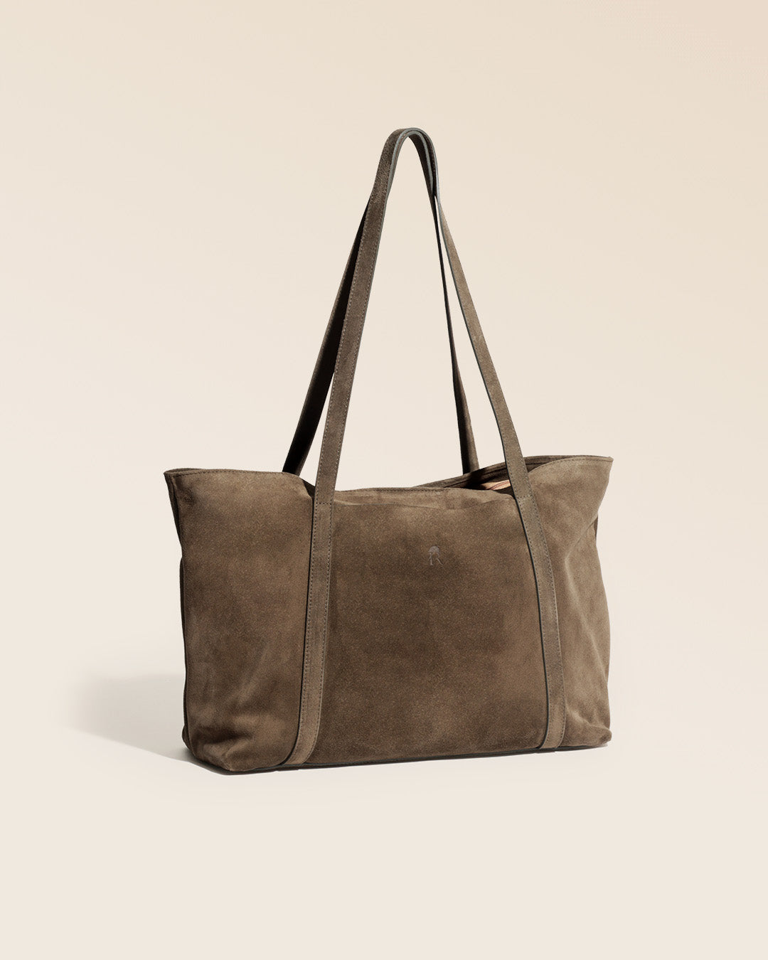Notre sac cabas Annette en cuir veau velours truffe vu de quart en studio.