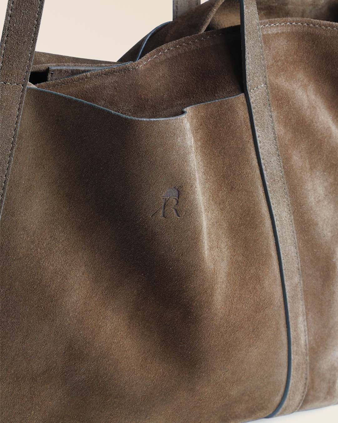 Notre sac cabas Annette en cuir veau velours truffe vu en détail en studio.