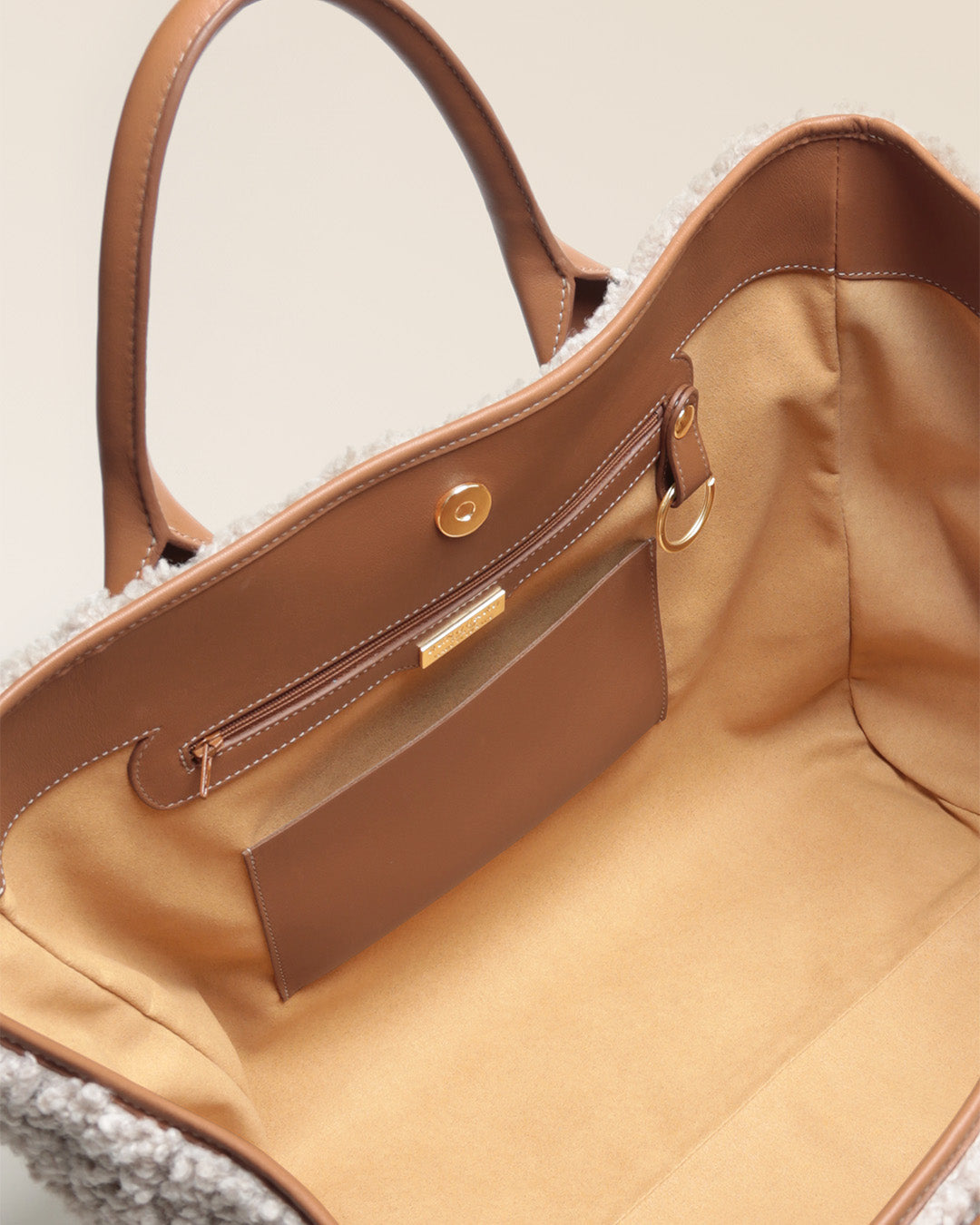 Notre cabas Max Renouard en toile bouclette naturelle et cuir vintage camel, vu du dessus en studio.