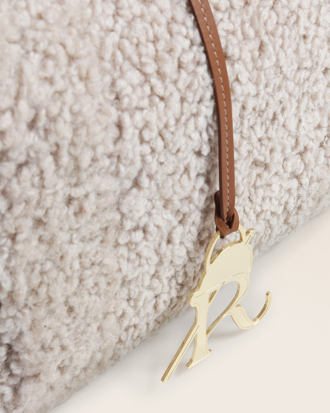 Notre cabas Max Renouard en toile bouclette naturelle et cuir vintage camel, vu de près en studio.