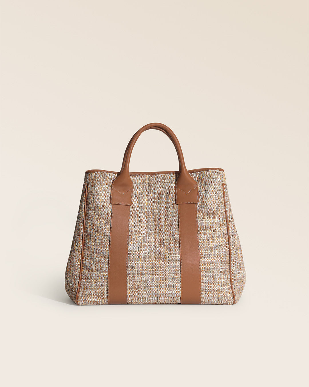 Notre sac cabas Max Renouard en toile tweed beige et cuir vintage camel, vu de dos en studio.