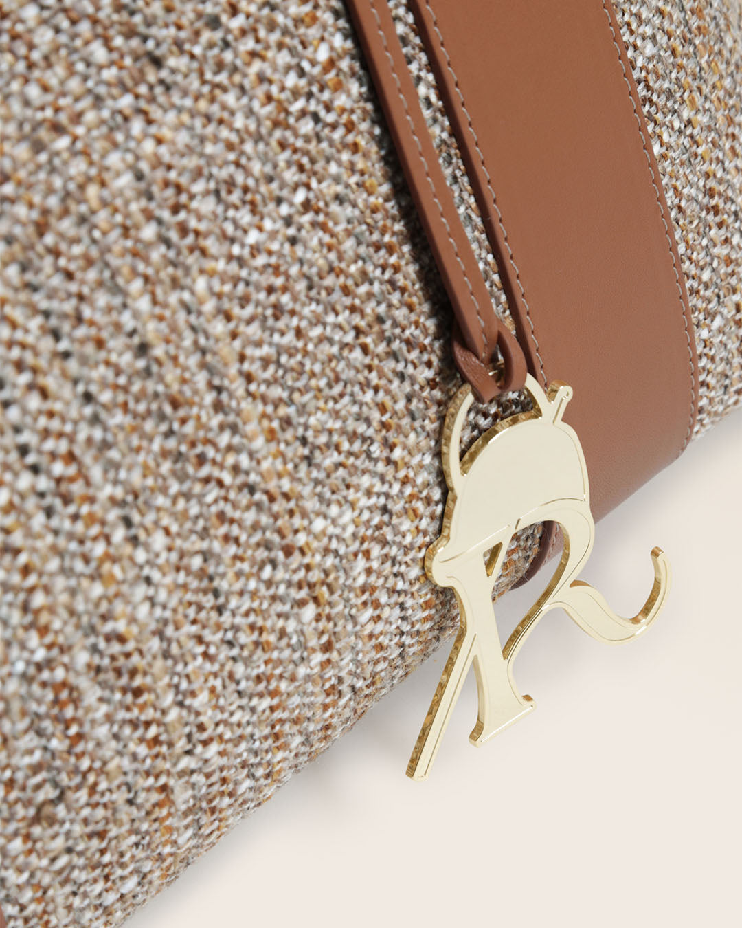 Notre sac cabas Max Renouard en toile tweed beige et cuir vintage camel, vu de près en studio.