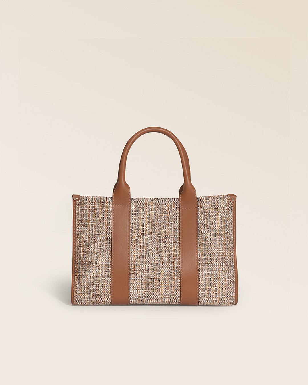 Notre sac cabas Nina Renouard en toile tweed beige et cuir vintage camel, vu de dos en studio.