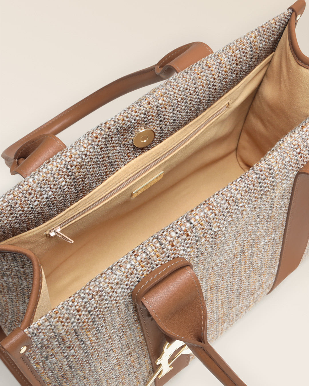 Notre sac cabas Nina Renouard en toile tweed beige et cuir vintage camel, vu ouvert en studio.