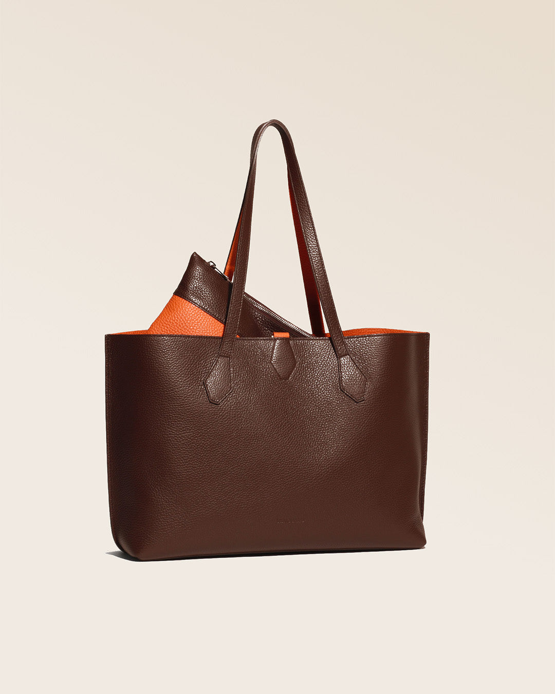 Our chocolate and orange vicuña-style leather Shopper bag, seen from the quarter.