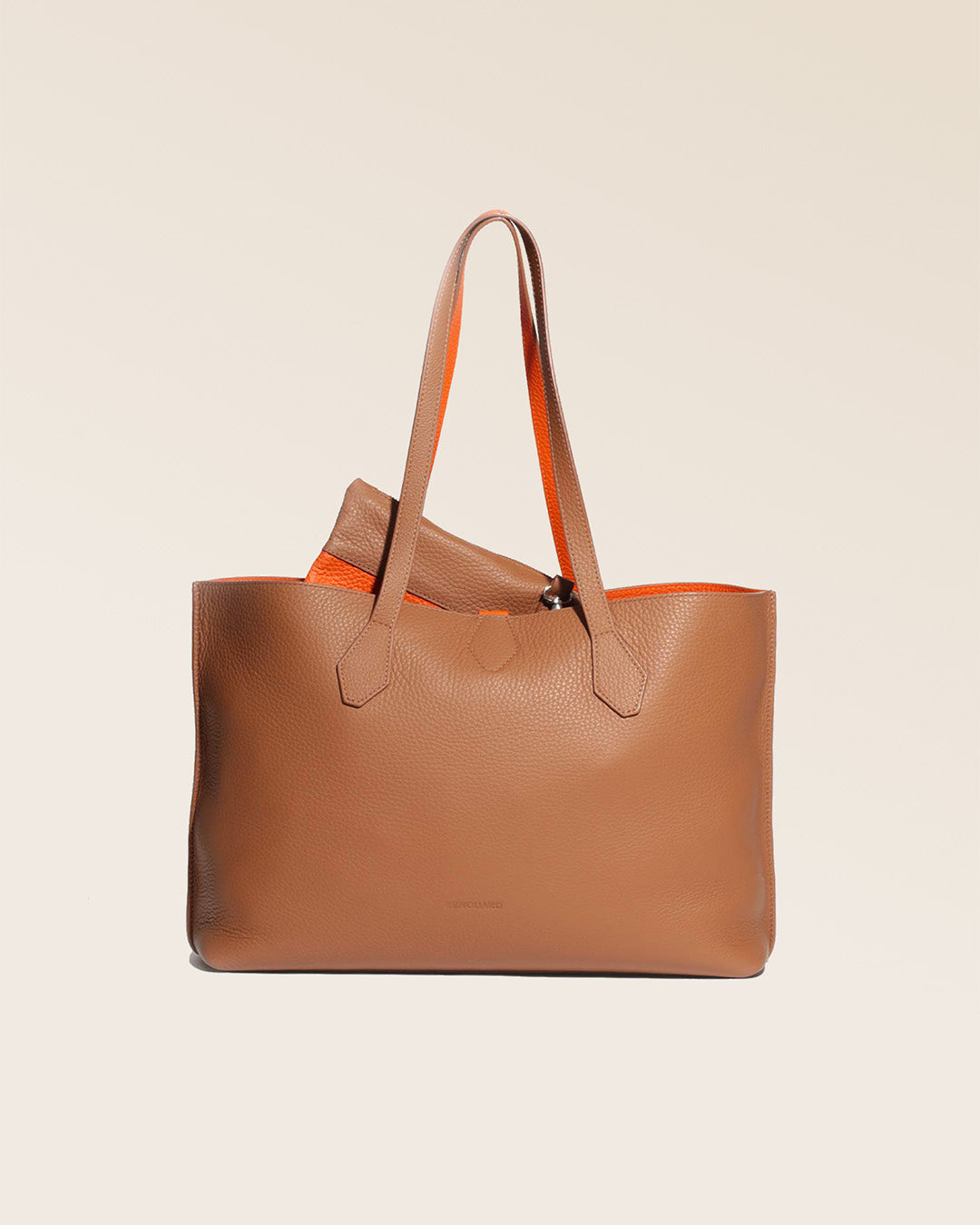 Notre sac cabas Shopper en cuir façon vigogne fauve et orange vu de face.