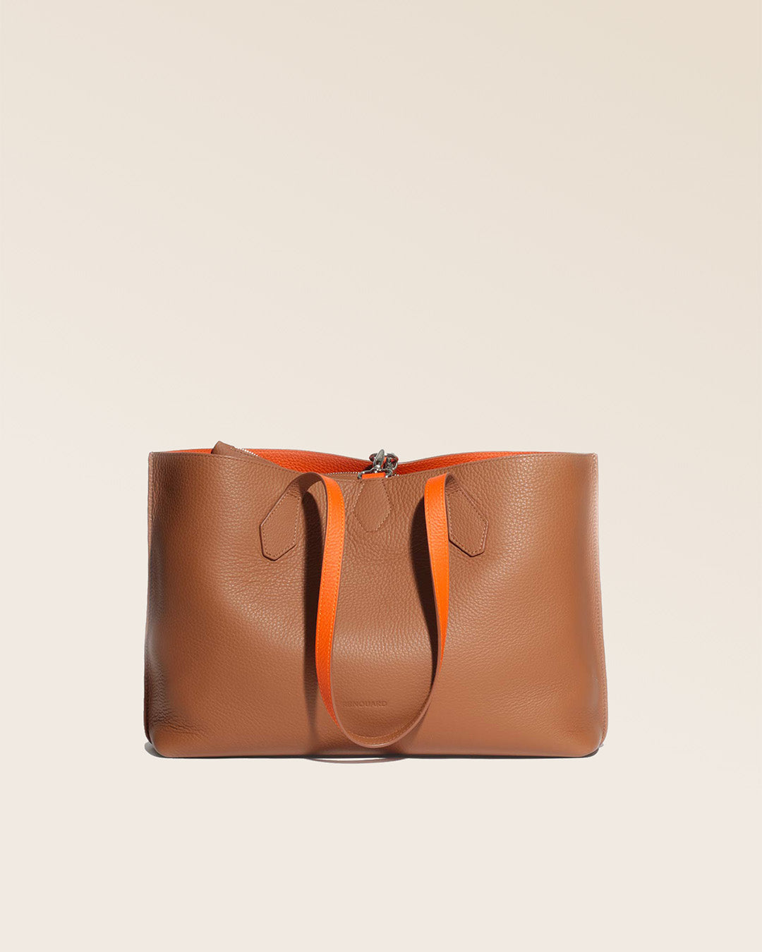 Notre sac cabas Shopper en cuir façon vigogne fauve et orange vu de face, avec les anses lâches.