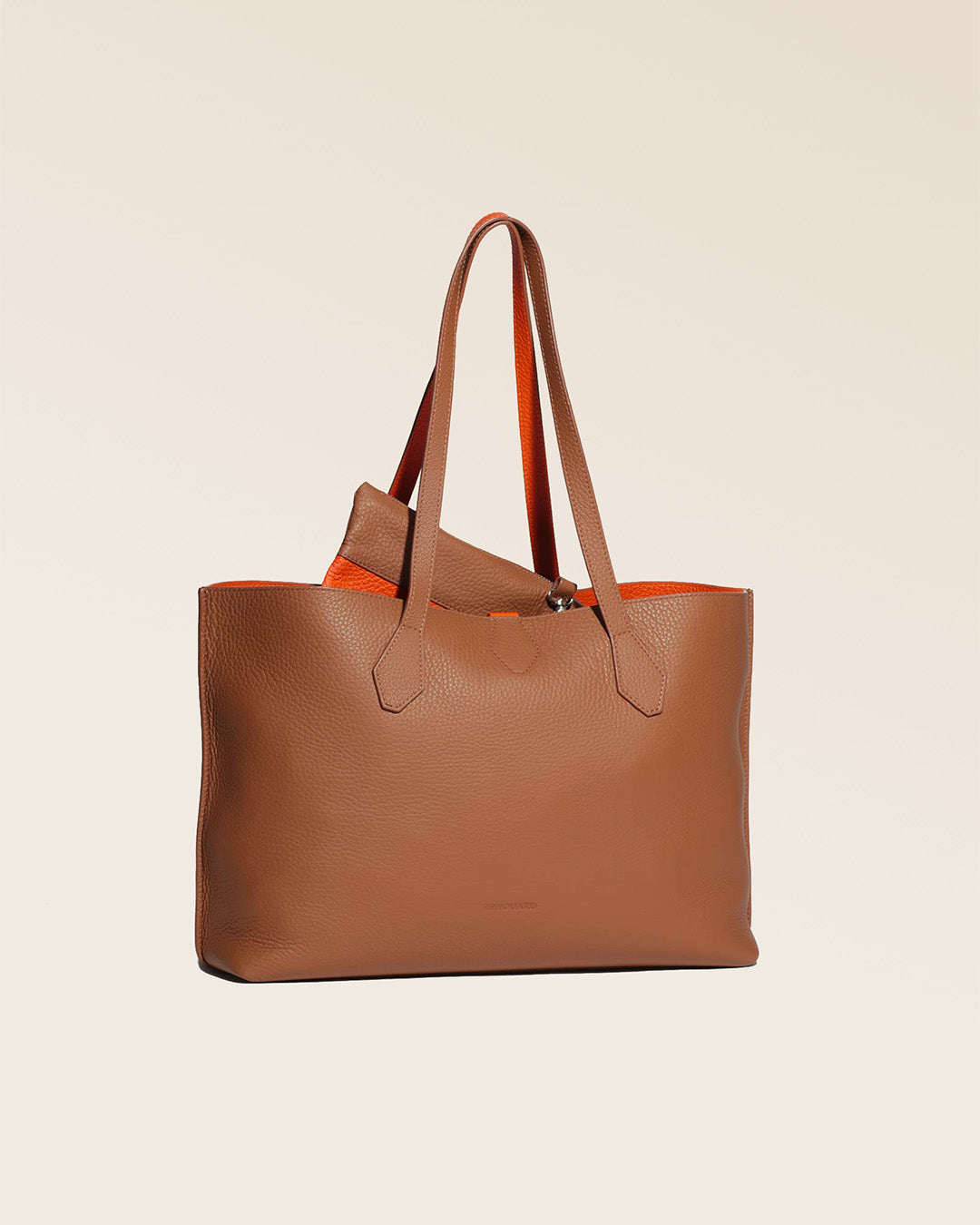 Notre sac cabas Shopper en cuir façon vigogne fauve et orange vu de quart.
