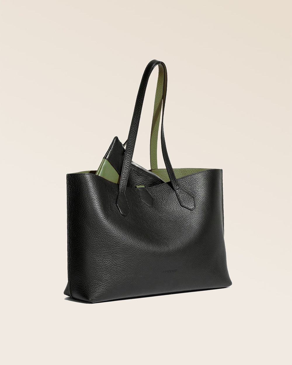 Notre sac cabas Shopper en cuir façon vigogne noir et kaki, vu de quart.