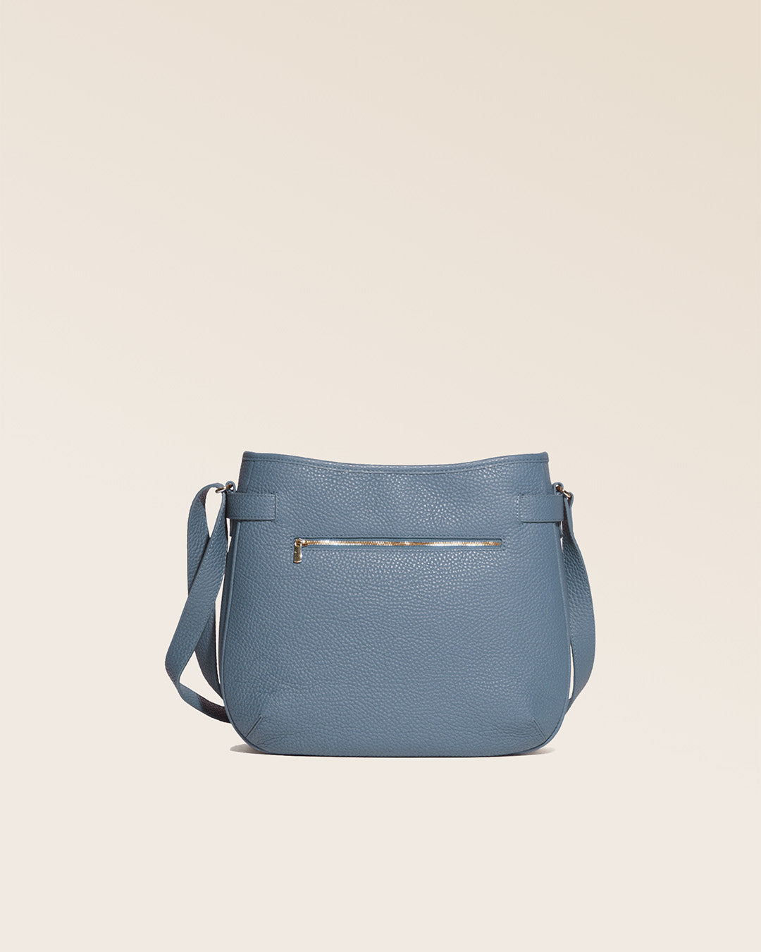 Notre sac Cameron en cuir façon vigogne bleu cobalt vu de dos en studio.