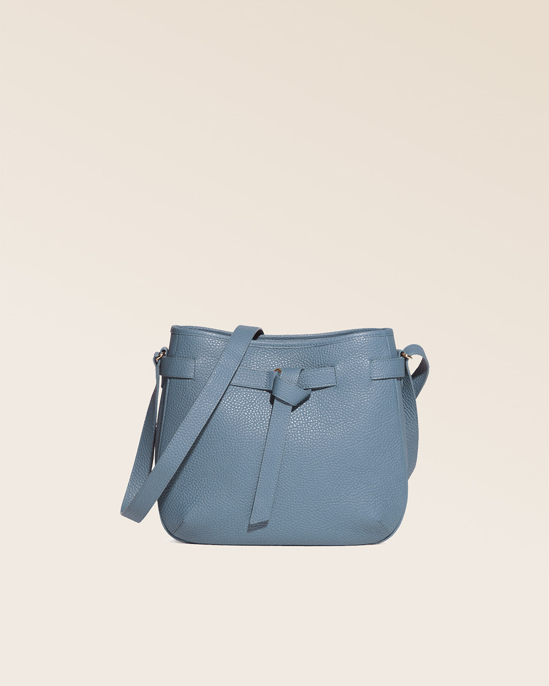 Notre sac Cameron en cuir façon vigogne bleu cobalt vu de face en studio.