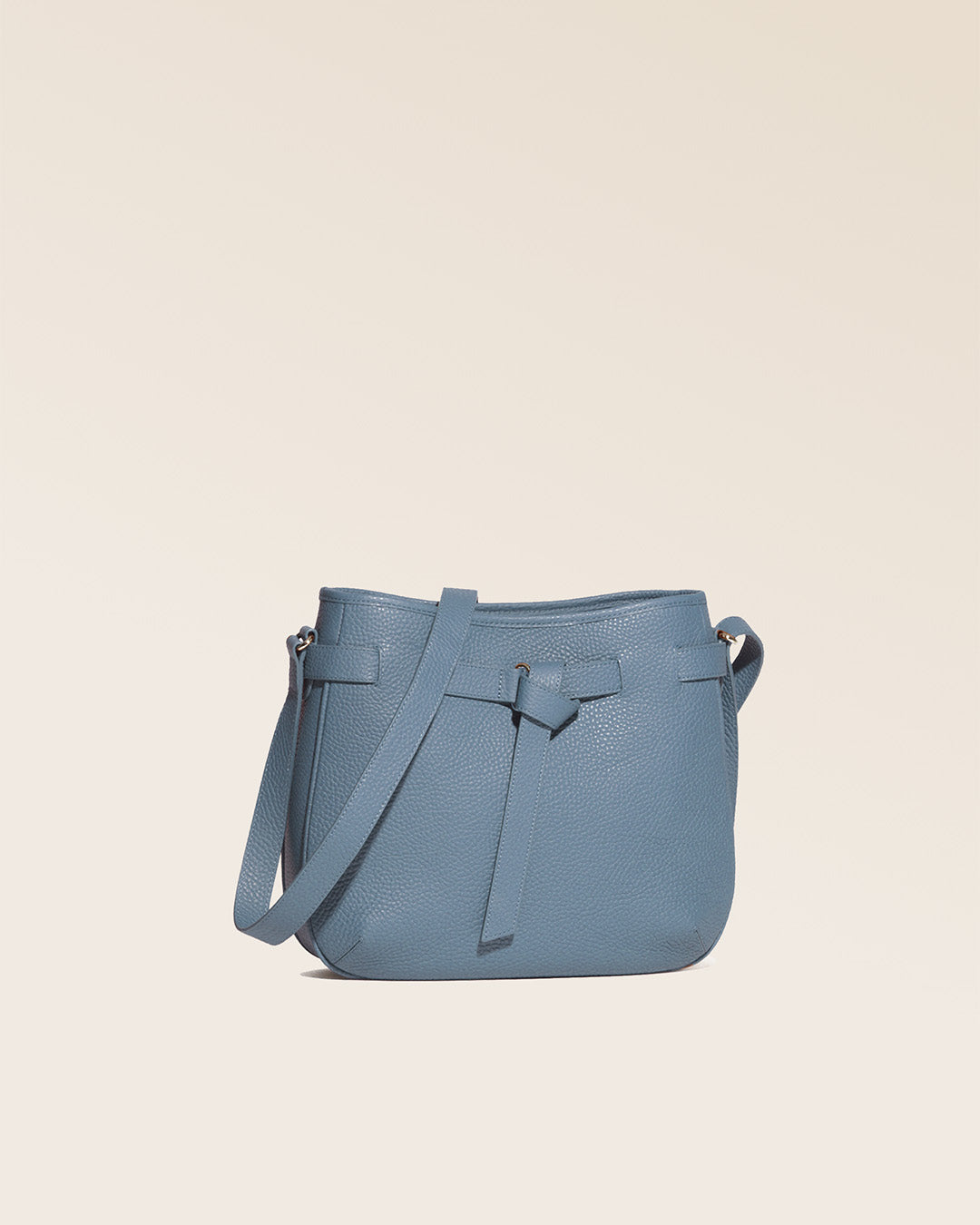 Notre sac Cameron en cuir façon vigogne bleu cobalt vu de quart en studio.