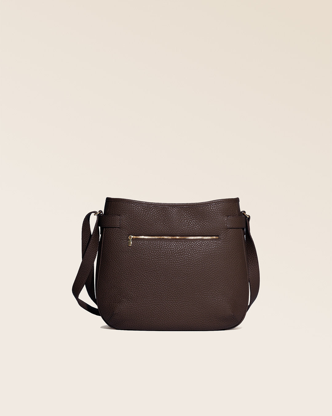 Notre sac Cameron Renouard en cuir façon vigogne chocolat, vu de dos en studio.