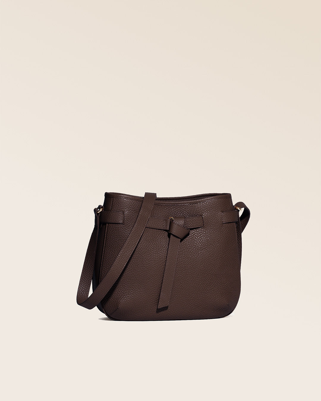 Notre sac Cameron Renouard en cuir façon vigogne chocolat, vu de quart en studio.