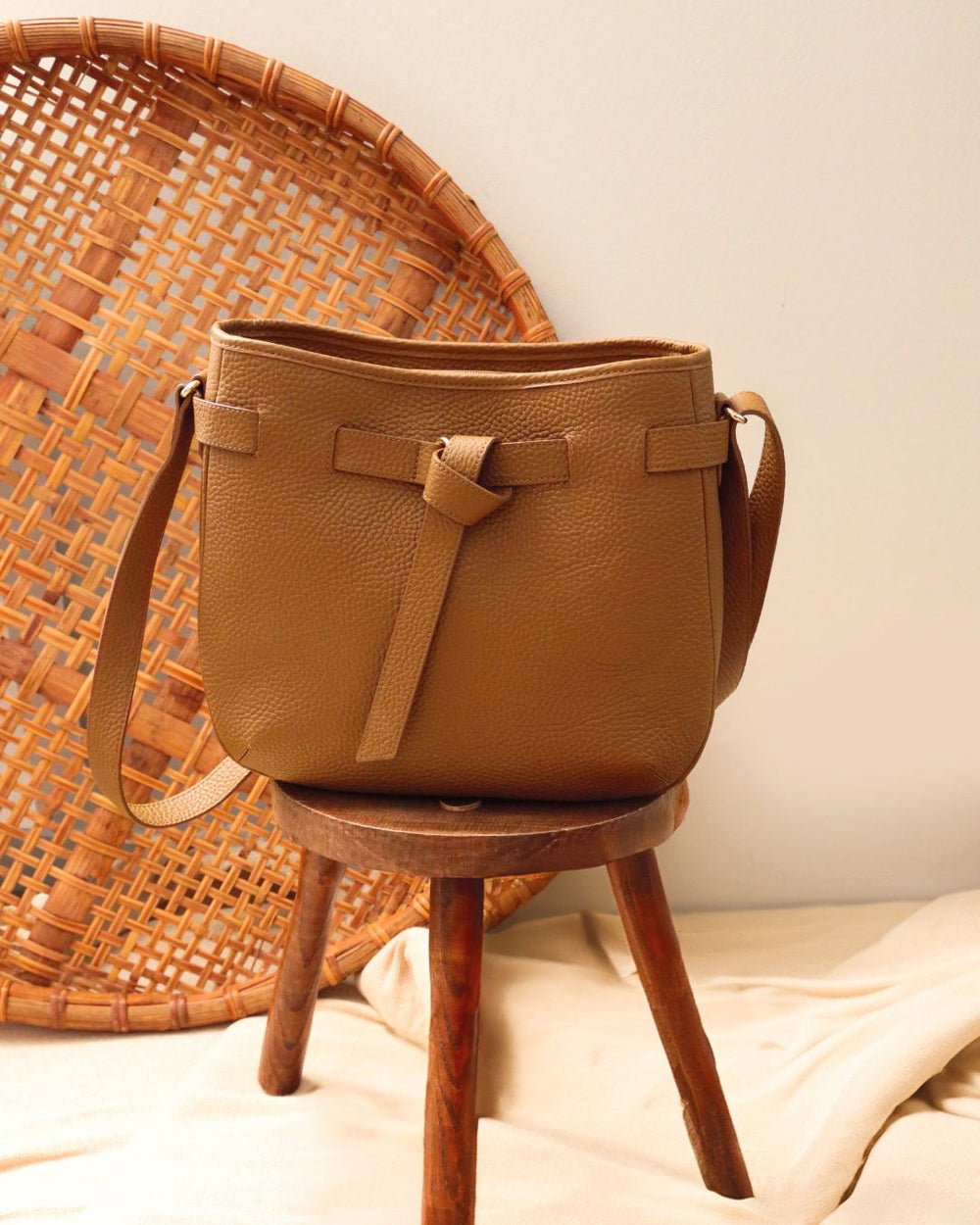 Notre sac Cameron en cuir façon vigogne fauve vu de face en ambiance.