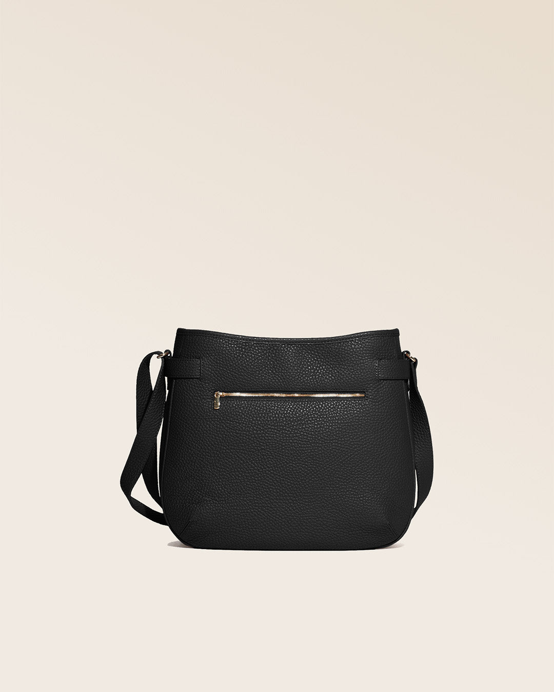 Notre sac Cameron en cuir façon vigogne noir vu de dos en studio.