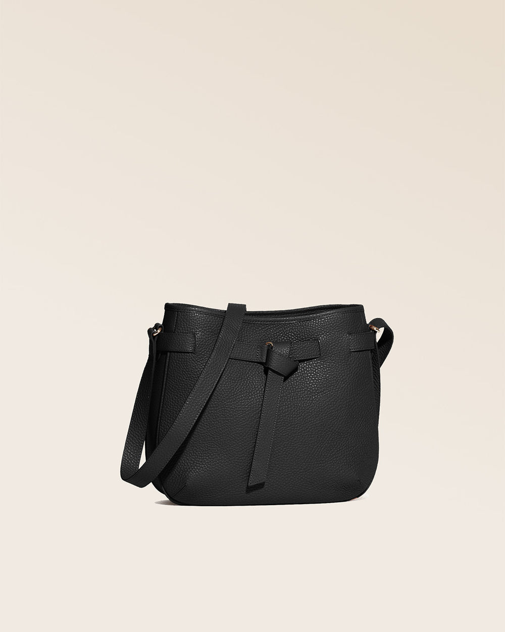 Notre sac Cameron en cuir façon vigogne noir vu de quart en studio.