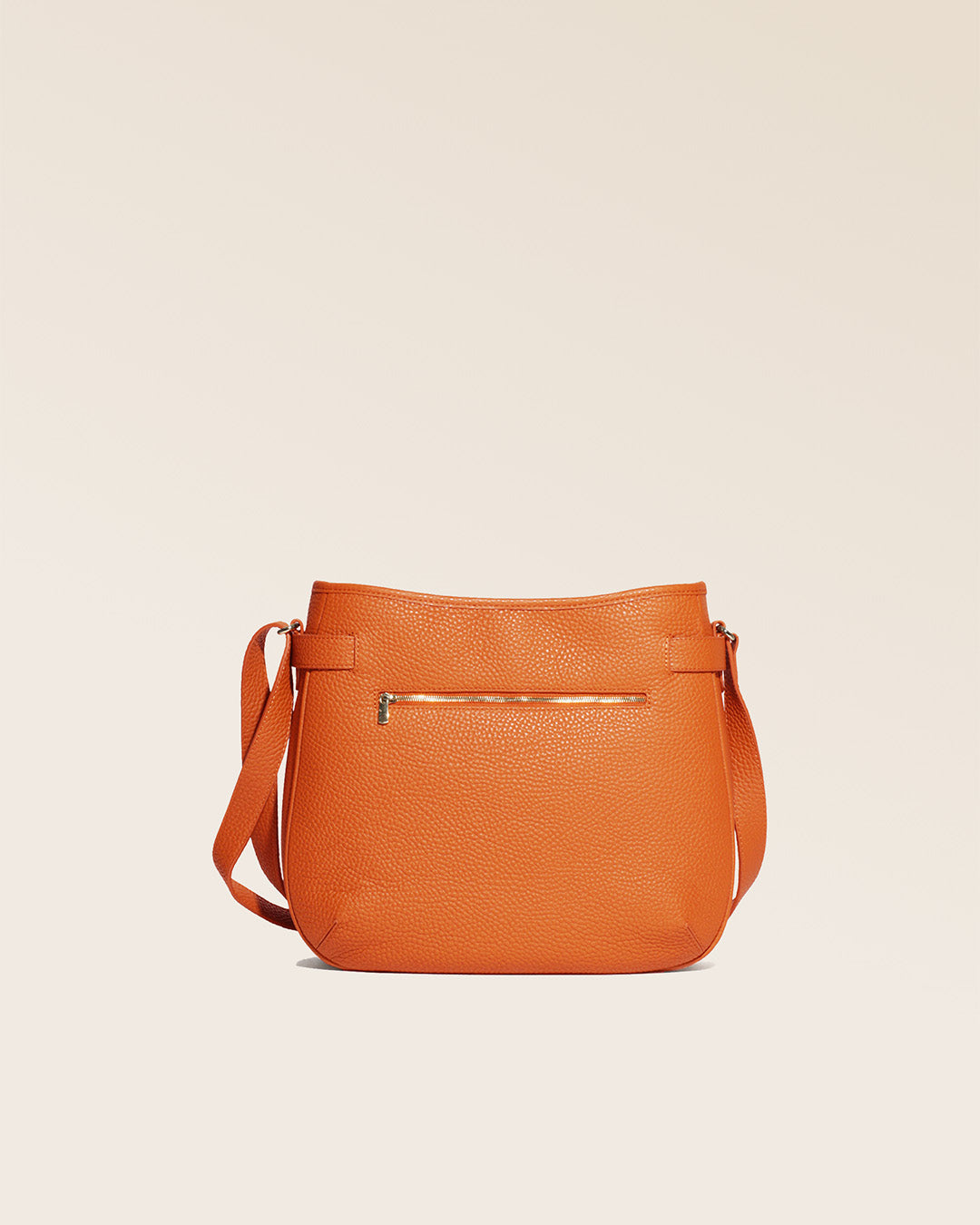 Notre sac Cameron en cuir façon vigogne orange vu de dos en studio.