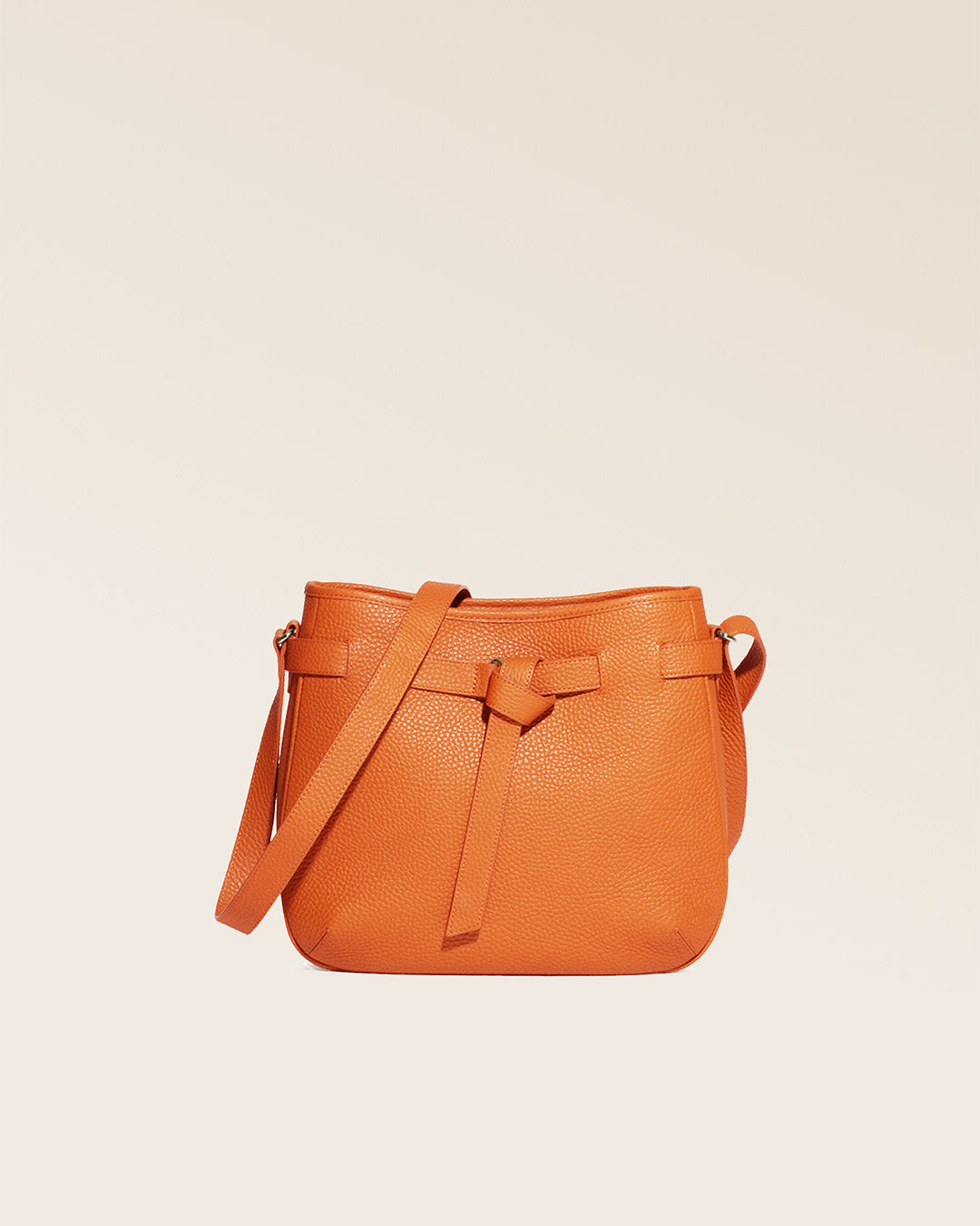 Notre sac Cameron en cuir façon vigogne orange vu de face en studio.