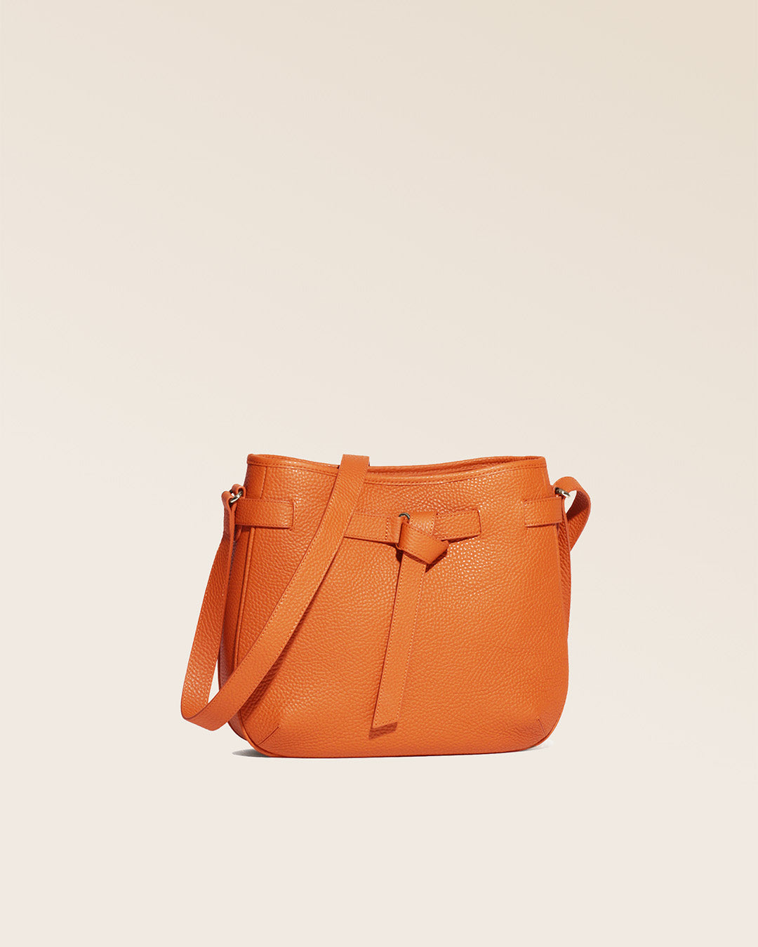 Notre sac Cameron en cuir façon vigogne orange vu de quart en studio.