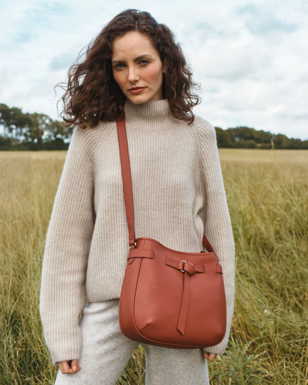 Notre sac Cameron en cuir façon vigogne terracotta vu porté par notre mannequin Léa.