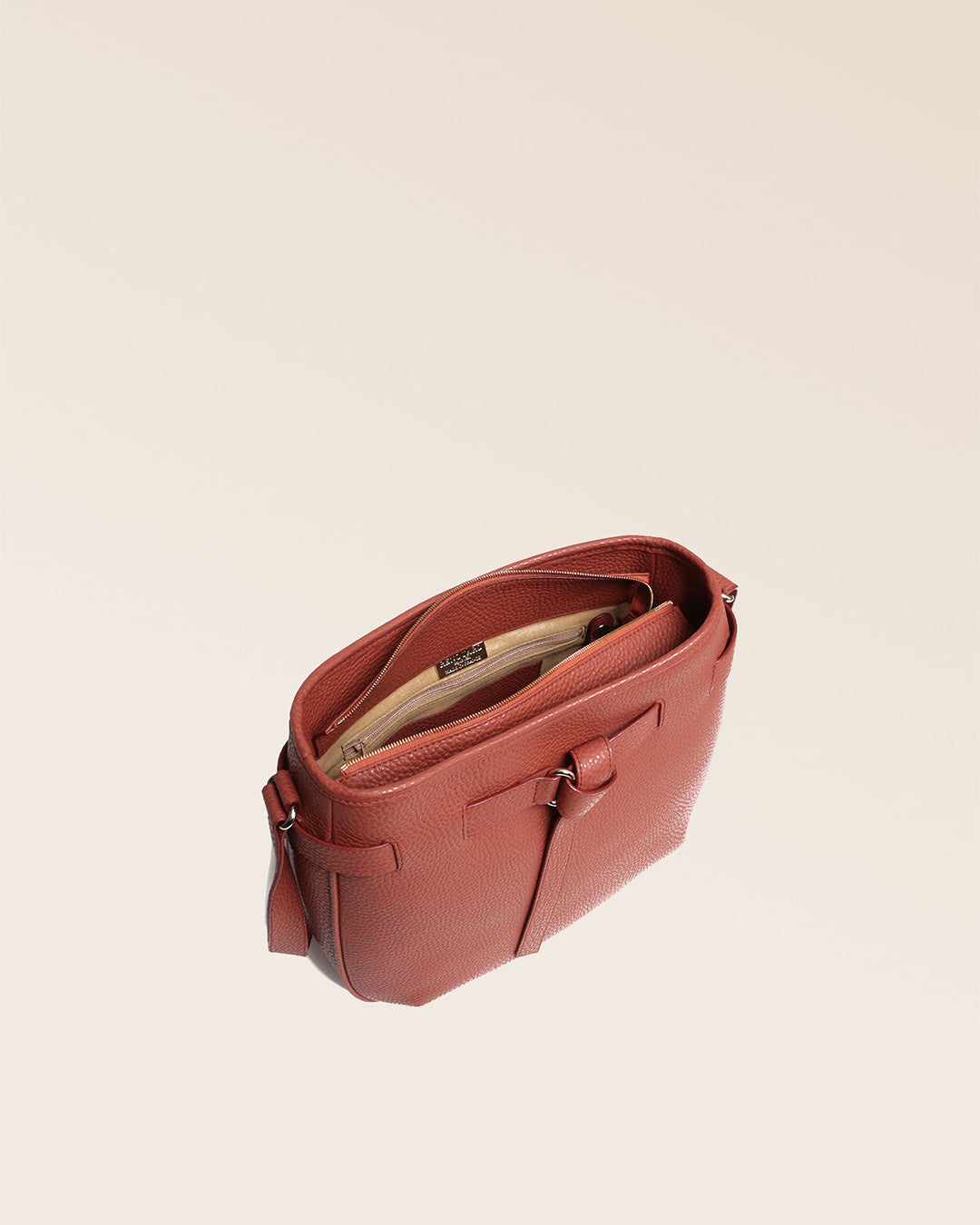 Notre sac Cameron en cuir façon vigogne terracotta vu du dessus en studio.