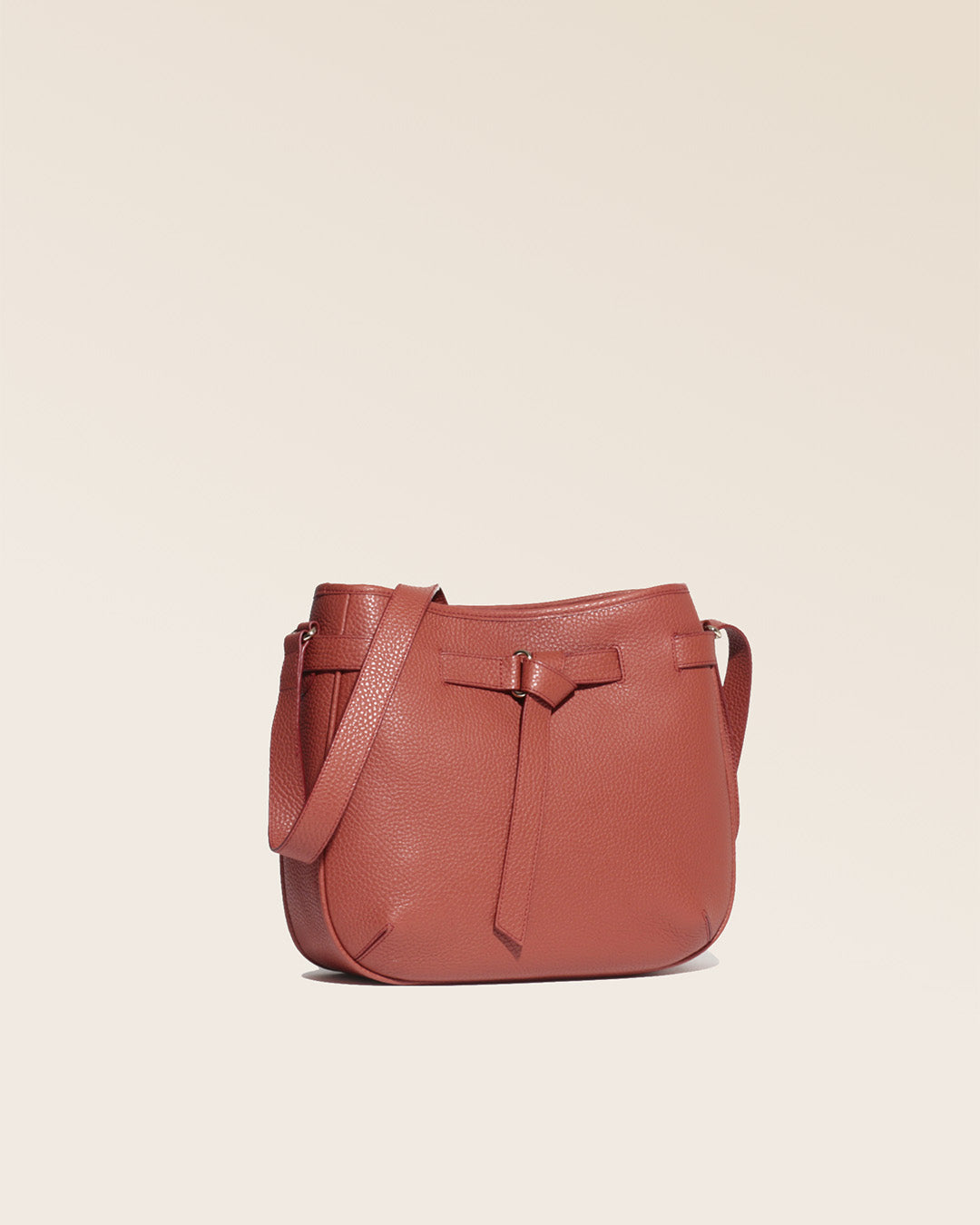 Notre sac Cameron en cuir façon vigogne terracotta vu de quart en studio.